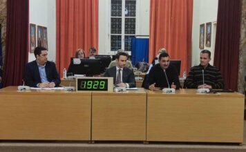 «Υπήρχε κρουνός που “σκότωνε”»: Απαντά η Πυροσβεστική για τη φωτιά στη στοά Παπαγιάννη