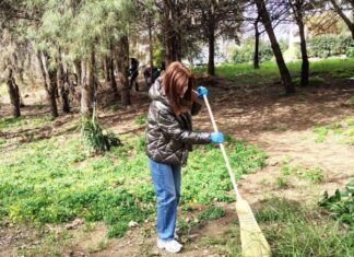 Για όσους δεν κάθονται φρόνιμα, η Γωγώ διαθέτει και σκουπόξυλο…