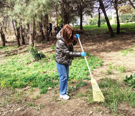Για όσους δεν κάθονται φρόνιμα, η Γωγώ διαθέτει και σκουπόξυλο…