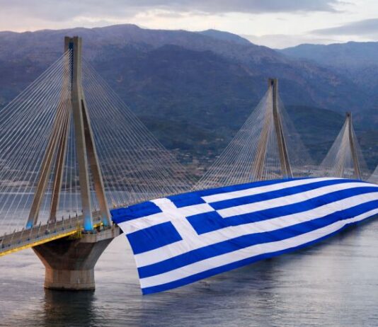 Γέφυρα Ρίου – Αντιρρίου: Με ΑΙ βίντεο τιμά την 25η Μαρτίου και τη 200η επέτειο από την Έξοδο του Μεσολογγίου