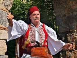 Πανεπιστήμιο Πατρών: Έκθεση Παραδοσιακών Φορεσιών του Νίκου Πλακίδα και τιμητική βράβευση του Γιάννη Σμαραγδή