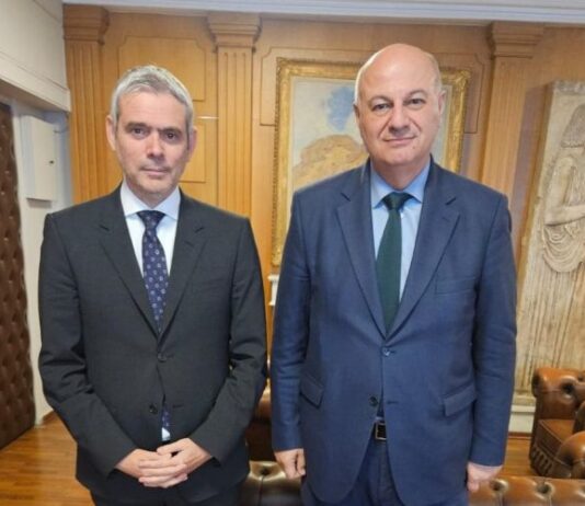 Η όχι τυχαία συγκυρία της πρότασης Καραγκούνη