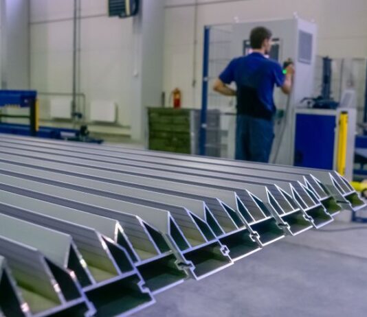 «Ασφυκτιά ο κλάδος από τις αυξήσεις των πρώτων υλών», λένε οι αλουμινοκατασκευαστές