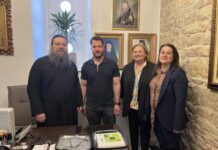 Δήμος Μεσολογγίου: Παράδοση απινιδωτή στον Ιερό Μητροπολιτικό Ναό Αγίου Σπυρίδωνος