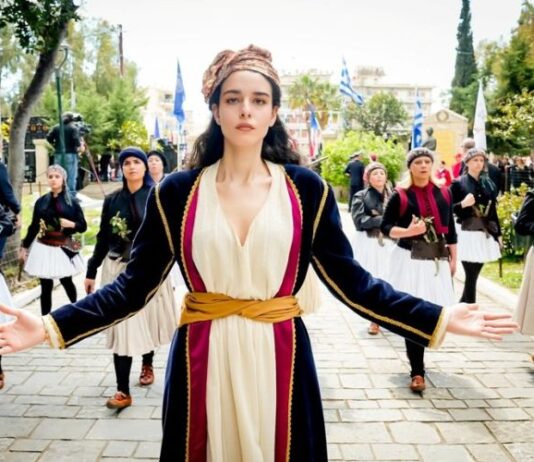 Η «Ελλάδα» του Ντελακρουά με… σάρκα και οστά και το «ευχαριστώ» των Γάλλων