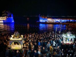 Ναύπακτος: Το κατανυκτικό σκηνικό για την Περιφορά των Επιταφίων στο Ενετικό Λιμάνι