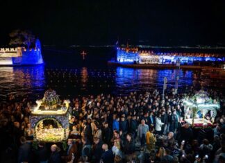Ναύπακτος: Το κατανυκτικό σκηνικό για την Περιφορά των Επιταφίων στο Ενετικό Λιμάνι