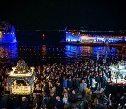 Ναύπακτος: Το κατανυκτικό σκηνικό για την Περιφορά των Επιταφίων στο Ενετικό Λιμάνι