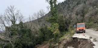 Θέρμο: Αντιμετωπίζονται από το Δήμο τα προβλήματα από τις κατολισθήσεις στο δρόμο Αετόπετρα – Δρυμώνας