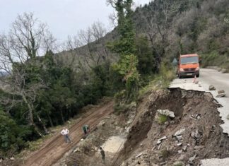 Θέρμο: Αντιμετωπίζονται από το Δήμο τα προβλήματα από τις κατολισθήσεις στο δρόμο Αετόπετρα – Δρυμώνας