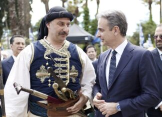 Εντυπωσιάστηκε ο Μητσοτάκης από τον αρματωμένο Μαυρομμάτη!