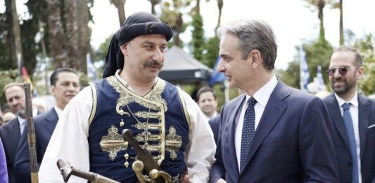 Εντυπωσιάστηκε ο Μητσοτάκης από τον αρματωμένο Μαυρομμάτη!