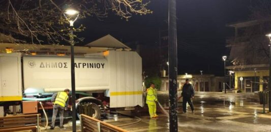 Εμ να σου πλύνει και τις πλατείες η… Πυροσβεστική;