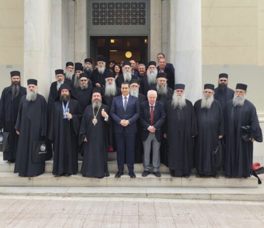 Φωτογραφιζόμαστε με την Ιερά Κοινότητα και πολιτευόμαστε με το κόμμα του γάμου των ομοφυλοφίλων
