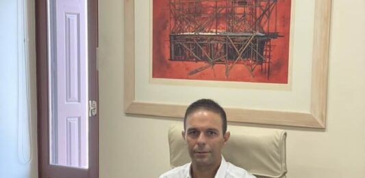 Κέκελος για επίσκεψη Παπασταύρου: Παθογένεια όταν κλειστές συναντήσεις αποκτούν το μανδύα ευρείας διαβούλευσης