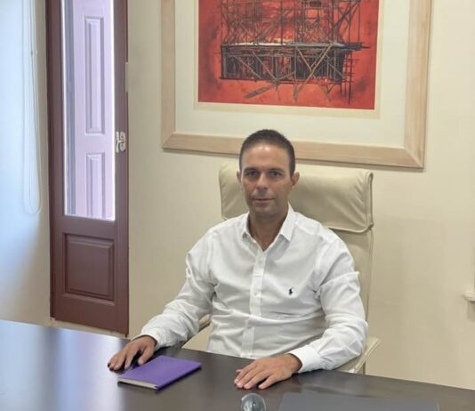 Κέκελος για επίσκεψη Παπασταύρου: Παθογένεια όταν κλειστές συναντήσεις αποκτούν το μανδύα ευρείας διαβούλευσης