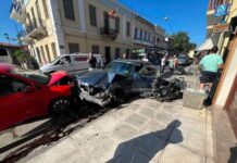 Ναύπακτος: Αφαιρέθηκε το δίπλωμα από τον οδηγό που πήρε παραμάζωμα οχήματα και τραπεζοκαθίσματα