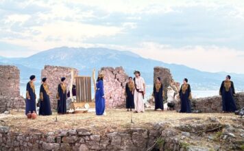 Θερμό χειροκρότημα για τον «Ίωνα» στο Κάστρο της Ναυπάκτου