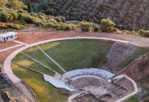 Tο αρχαίο θέατρο Στράτου υποδέχεται ξανά το κοινό – Eγκαίνια με Μενδώνη και συναυλία