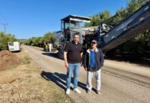 Ασφαλτόστρωση στο τμήμα Χαλίκι–Στάμνα υπό το βλέμμα Μαυρομμάτη