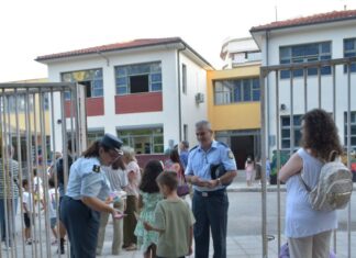 Η Ελληνική Αστυνομία διένειμε ενημερωτικό υλικό κυκλοφοριακού περιεχομένου στους μαθητές